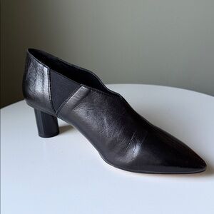 Office London Wrinkled Leather V-Cutout Top Black Round Heel Low Booties  NWOB